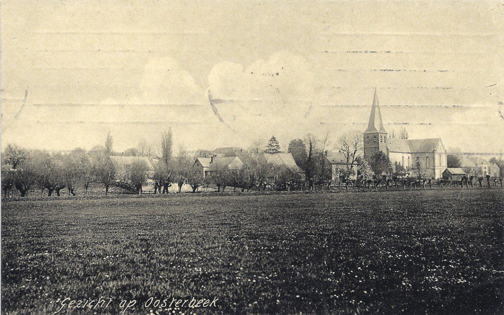 We lopen het Kerkpad westwaarts en krijgen vanuit de uiterwaard het bovenstaande beeld. Geheel rechts het in 1883 opgeleverde kerkgebouw aan de Benedendorpsweg, oostelijk van de Oude Kerk. Links van de kerk het "Rose Huis", Kerkpad 2 dat in 1864 werd gebouwd.
