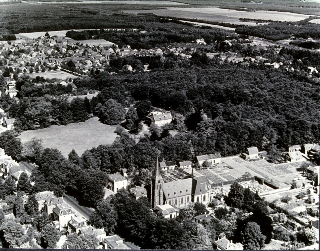 Het huis Schooneveldheuvel links van de kerk. Achter de villa enige kleine behuizingen die met de sloop van de villa ook verdwenen. Liks daarvan nabij de grote weide het door de neef van Jacobus Lebret, Nicolaas Marius Lebret, die de Dennenkamp erfde, sterk vergrote huis.
