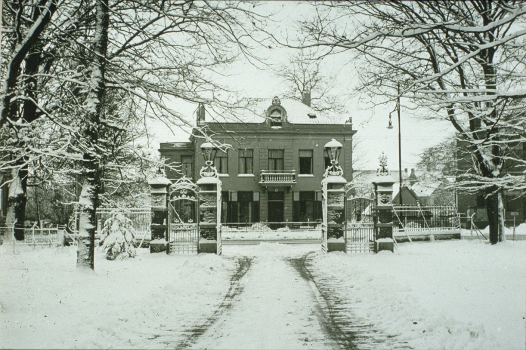 In 1869 verkoopt Jan van 's Gravenweert zijn villa Otium (het latere Rijnheuvel) aan de Piietersbergseweg en gaat wonen in wat toen Alida's Hof heette naar de vorige bewoonster. Hij overlijdt er 10 maanden later en wordt begraven op de Oude Begraafplaats aan de Fangmanweg, naast Jacob van Lennep. De fotograaf staat op de oprijlaan van de Dennenkamp nu de Pastoor Bruggemanlaan.