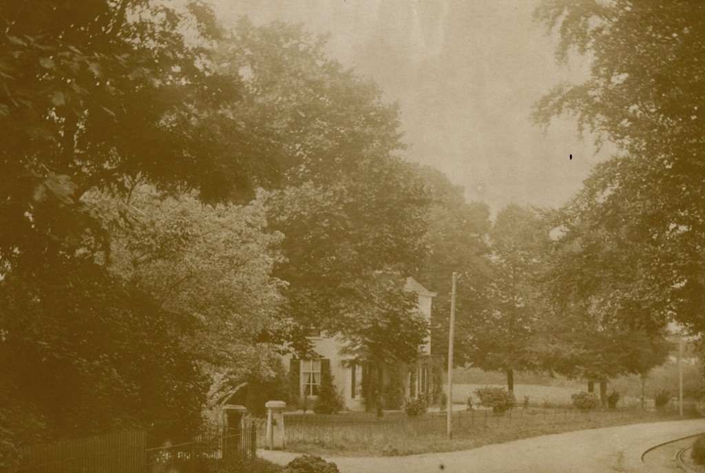 Links huis "Valkenburg met op de achtergrond de kop van de Van Borsselenweg en rechts de bocht in de Utrechtseweg, waarachter "de Koude Herberg".