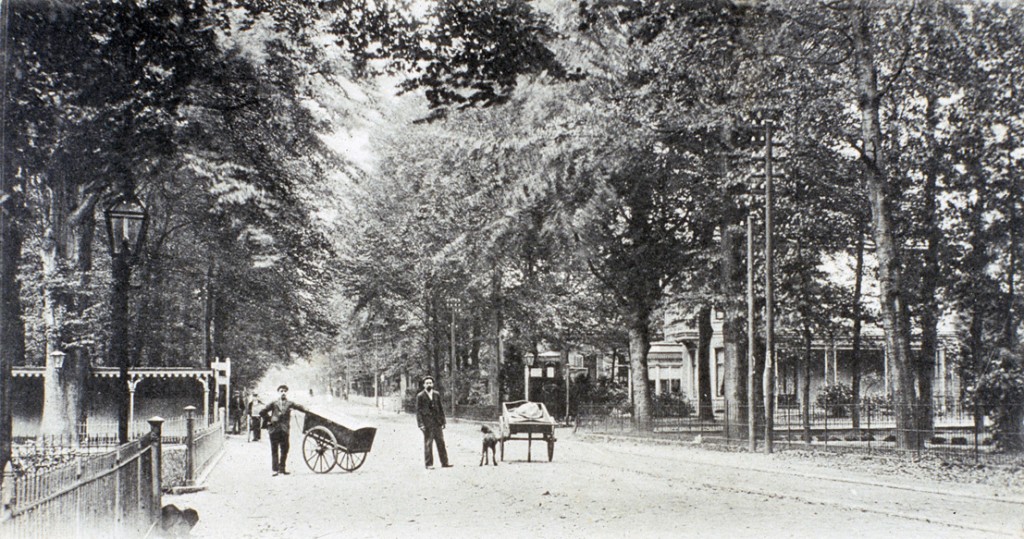 Het kruispunt Stationsweg/ Pietersbergseweg/ Utrechtseweg met links het hek van "Schoonoord", rechts dat van "Vreewijk" en rechts op de achtergrond de villa "Quatre Bras" (bouwjaar 1883).