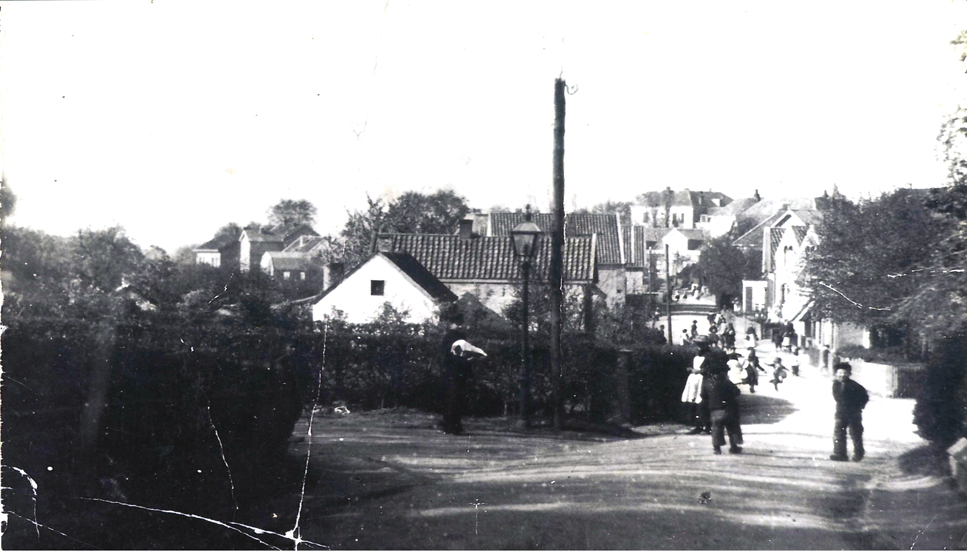 Een negentiende eeuwse foto van de Weverstraat met links het pad dat later de Poststraat ging heten, nog zonder de slagerij Jekel op de hoek. Rechts zichtbaar de ingang van het Smidspad.