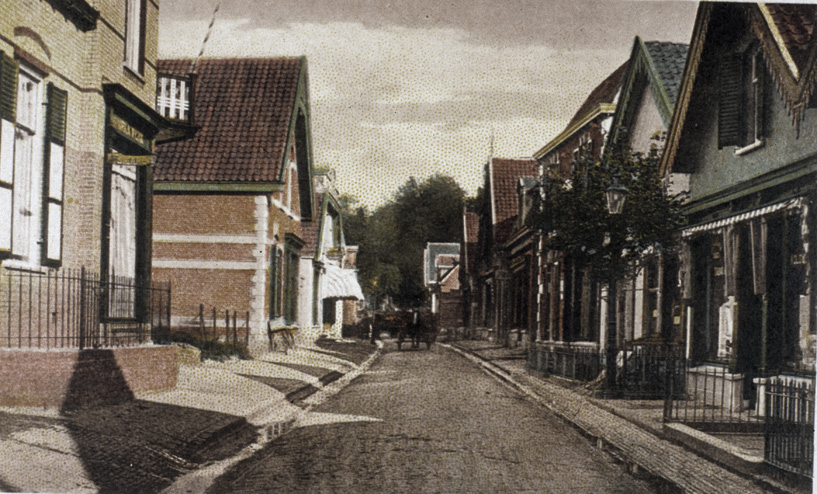 In het pand geheel links had W. Meijer zijn boekhandel. Het werd in 1906 door de aannemer De Geest in opdracht vaan de boekhandelaar gebouwd (huidige nummering 55). Het pand rechts van nummer 55 staat er nog steeds. Het meest rechtse pand op de foto staat er ook nog (Weverstraat 34) maar de daarvoor staande zijn vervangen door nieuwbouw. Het huis met de dakkapel wordt nu in tweeën bewoond (26/28). Daarachter een pand dat enige jaren geleden werd gerestaureerd en waarin nu het Cultuur- en Ontmoetingscentrum Oosterbeek zit.