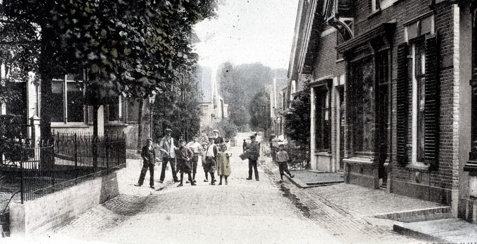 In het pand rechts had Cornelis Koning zijn bakkerswinkel. Links de ingang van het Postpad., met op de noordhoek de drukkerij"Het oude postkantoor" van G. Wolzak Gzn.