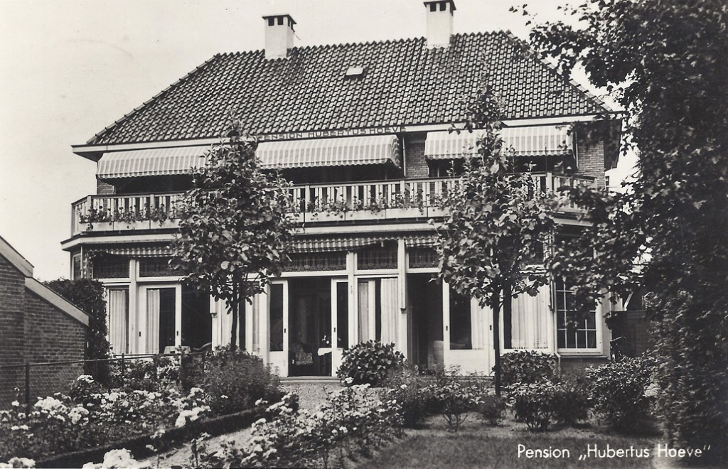 Oostelijk van het pand van bakker Hus lag tot voor enige jaren het voormalige pension "Hubertushoeve"', nu gelegen aan Hubertushoeve 9-11. Het voormalig pension is de naamgever van de (doodlopende) straat.