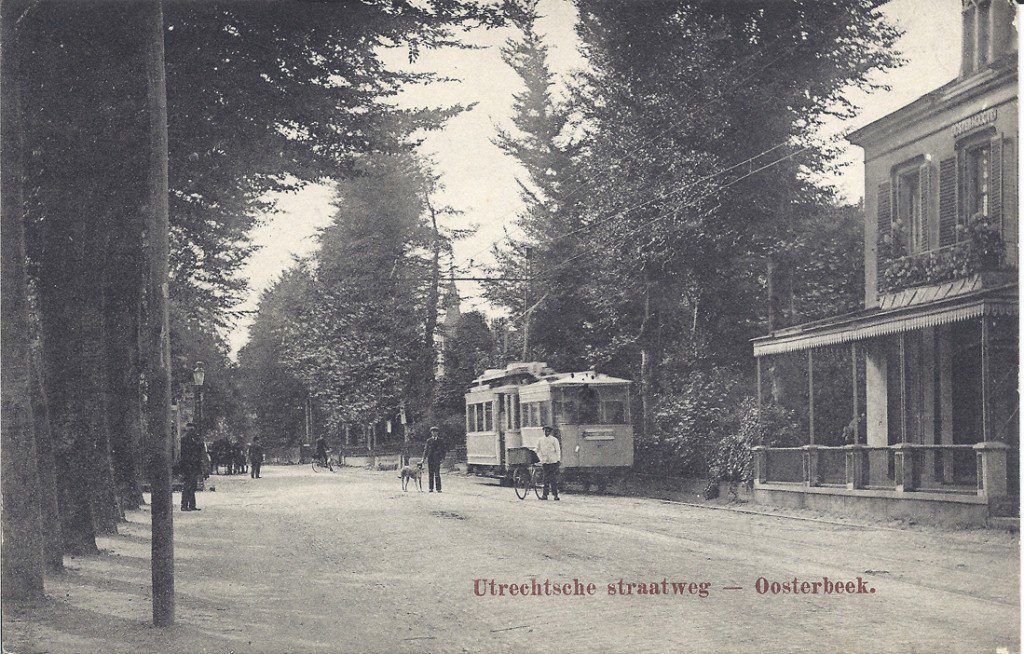Ter hoogte van de Molenweg lag links van het pand van bakker Hus "Oosterhoogte", een ooit statige villa. Hier woonde enige tijd Gusta Elise Prins, dochter van de generaal- majoor Coenraad Alexander Prins (1843-1923) die enige tijd wethouder van de gemeente Renkum was