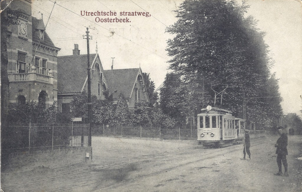 Op het kruispunt Wilhelminastraat/ Jan van Embdenweg liggen nog steeds naast het voormalig gemeentehuis de twee villa's waarvan de linkse " Op `t Zuiden" heet.