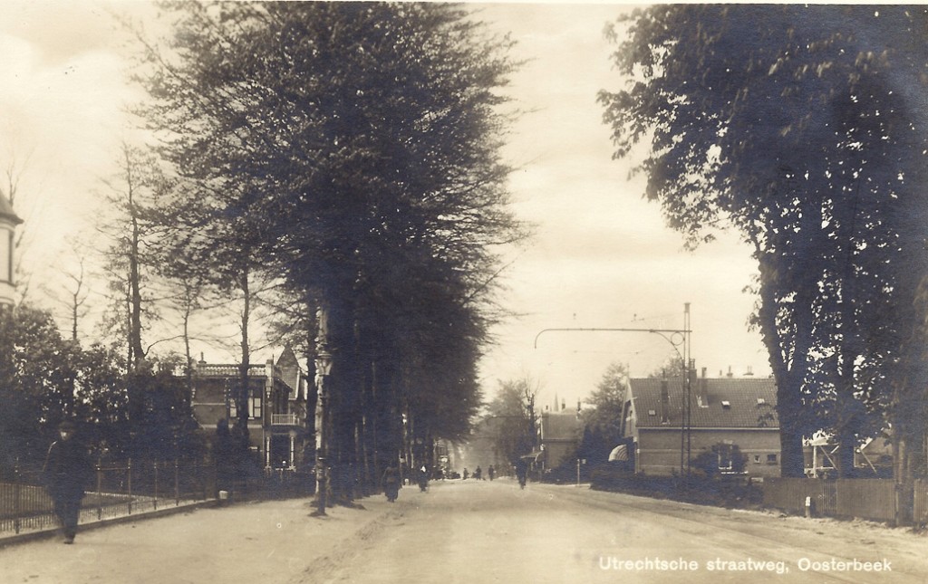 Links het pand op de westhoek van de Beukenlaan met rechts op de achtergrond de bakkerij Hus.