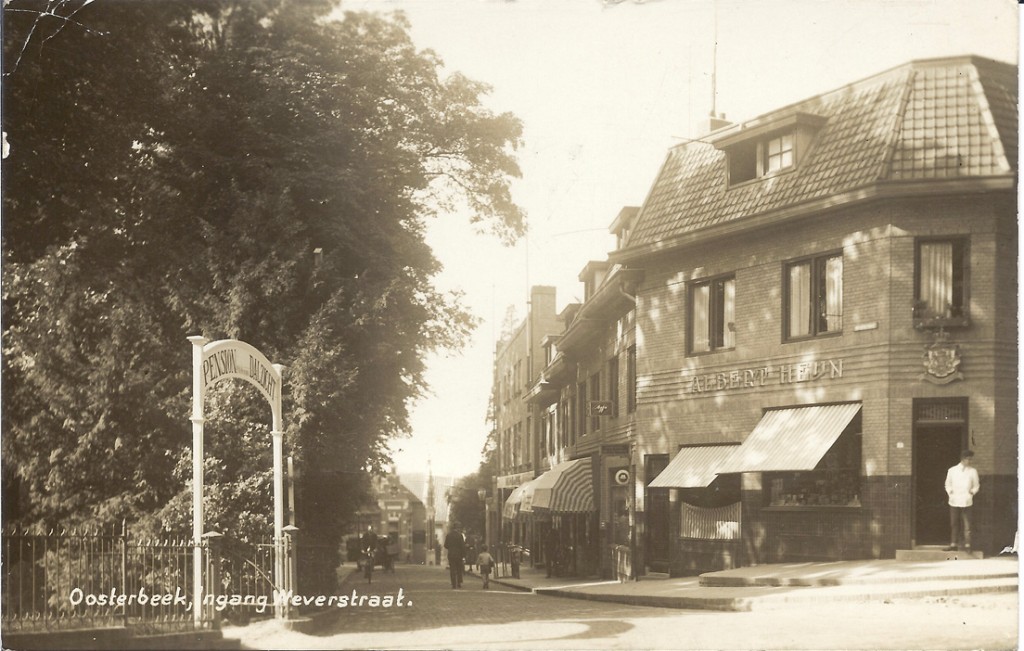 Nade Rotterdamse Bank heeft voor WOII zich Albert Heijn gevestigd op de westhoek van het kruispunt Weverstraat/ Utrechtseweg.