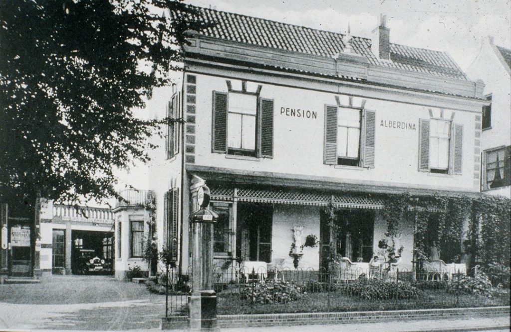 Het pension Alberdina, oostelijk van café Rozande. Na WOII was het nauwelijks beschadigd en kon A. de Winkel het pension voortzetten.