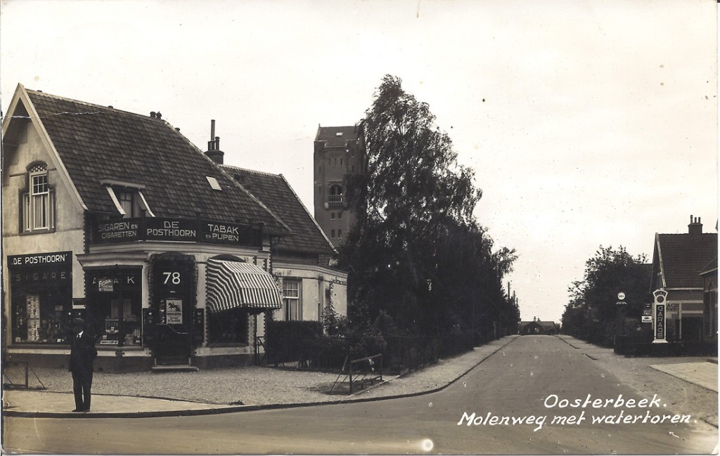 Links de winkel van P.A. van der Noordas, tabakshandelaar op de oosthoek van de Molenweg. Rechts de garage van Chr. G. van Dijkhuizen.