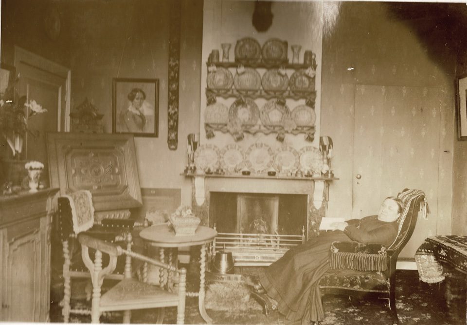Anna Henriette Wolterbeek in rust in de villa "Valkenburg"