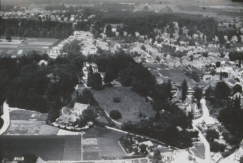 Rechts onder het kruispunt Weverstraat/ Van Eeghenweg/ Jagerskamp met geheel rechtsonder de villa "Stadwijk".
