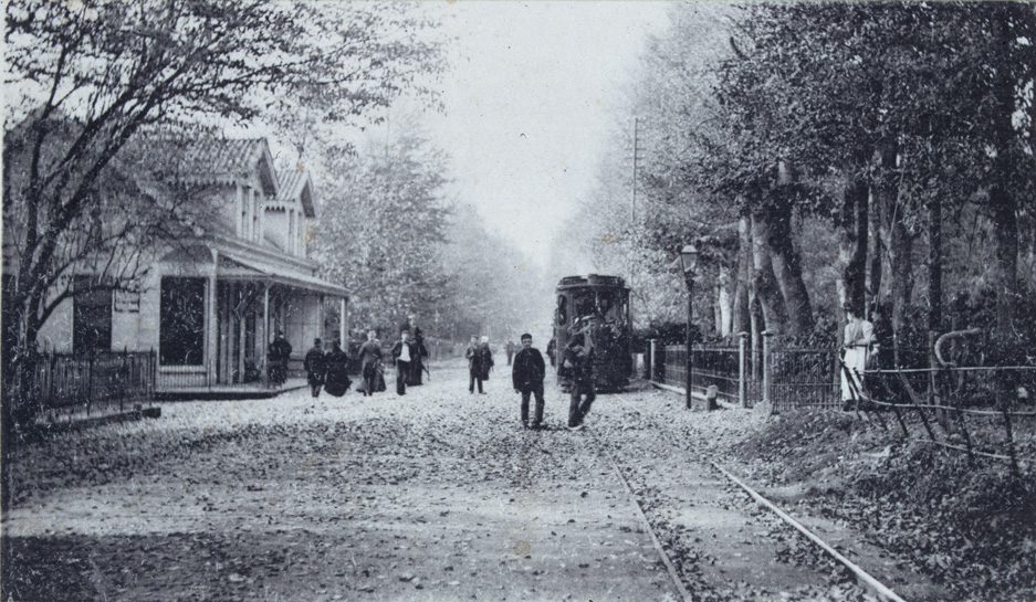 Kruispunt Utrechtseweg met de Weverstraat. Links het café Van der Velden, halteplaats voor de stoomtram (OSM)
