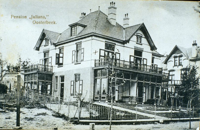 Pension Juliana met rechts ervan nog gedeeltelijk zichtbaar de villa Rozande, kort, in 1917, ouderlijke woning van Mauk Escher