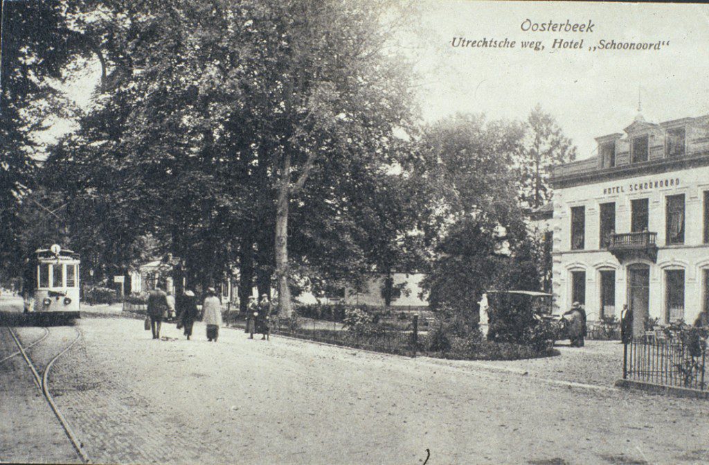 Hotel Schoonoord rond 1920, toen Theo Janssen er de scepter zwaaide. Links ervan de bebouwing op de plek van garage Vette en daarvoor, rechts van de tram de villa Merlet waar toen de arts J. M Adriani er praktijk had, zoals het witte bord ongetwijfeld aangeeft.