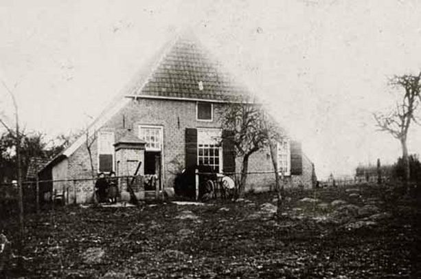De boerderij van de Hemelse Berg in de zuid-westhoek van het weiland (ten noorden van het fietspad naar de Oorsprong).