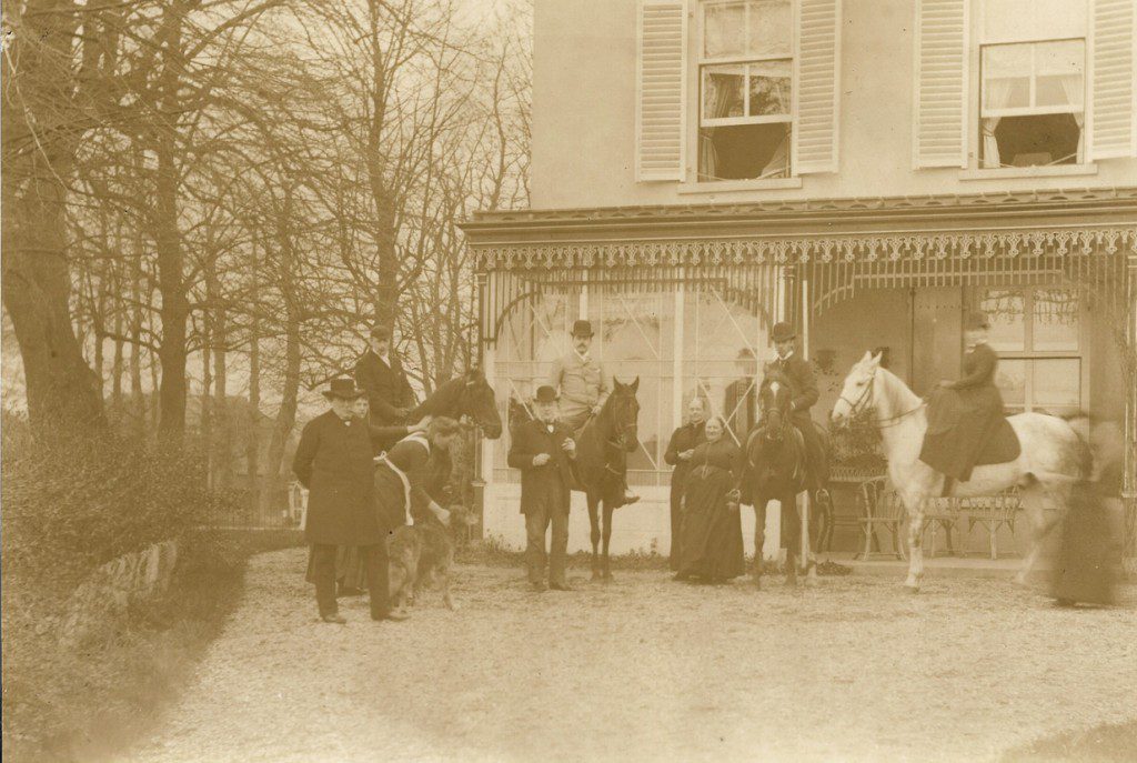 Paardrijden op "Valkenburg"". Staande links Joan Leonard