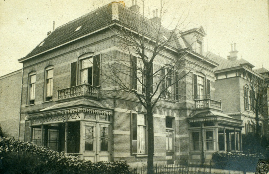 De villa "Henriette" met daarachter de linkerhelft van de tweeslag die ligt tussen villa "Arti" en villa "Henriette"