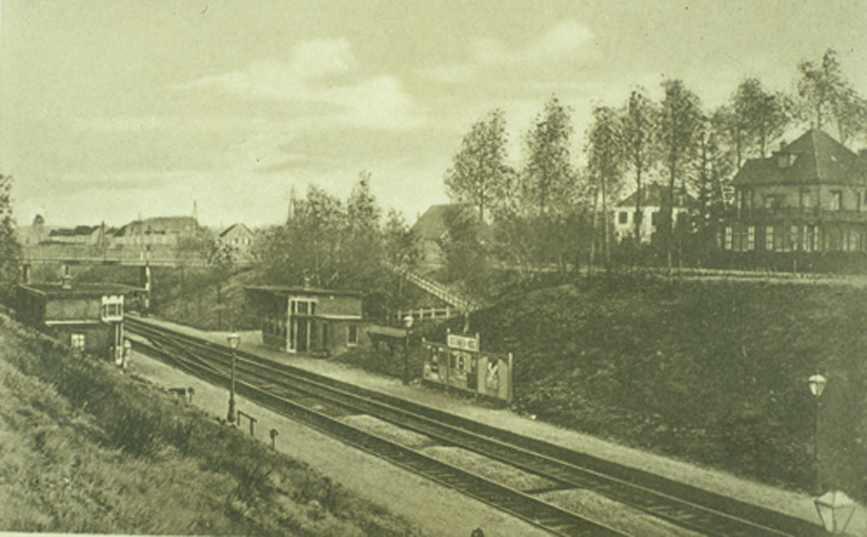Station Oosterbeek- Hoog gezien in zuid-oostelijke richting. Op de achtergrond de Parallelweg, nabij de Stationsweg.