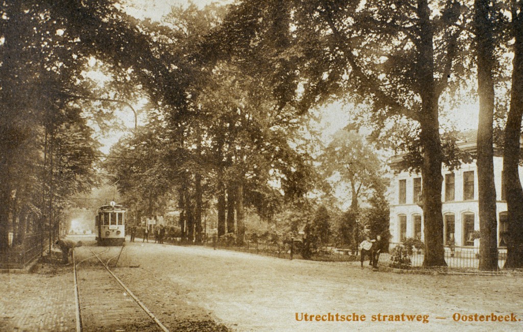 Hotel "Schoonoord", rechts, nog zonder de oostelijke aanbouw, in de tijd van Theo Janssen. Ook hier weer rechts op de achtergrond rechts van de tram de duiding van de praktijk van de arts Adriani.