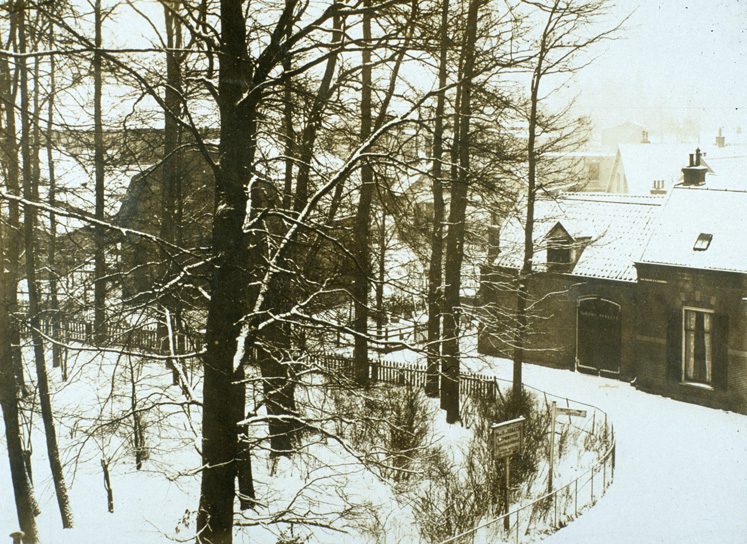Zuidwesthoek van het perceel Berg en Dalzicht bij de Poststraat.
