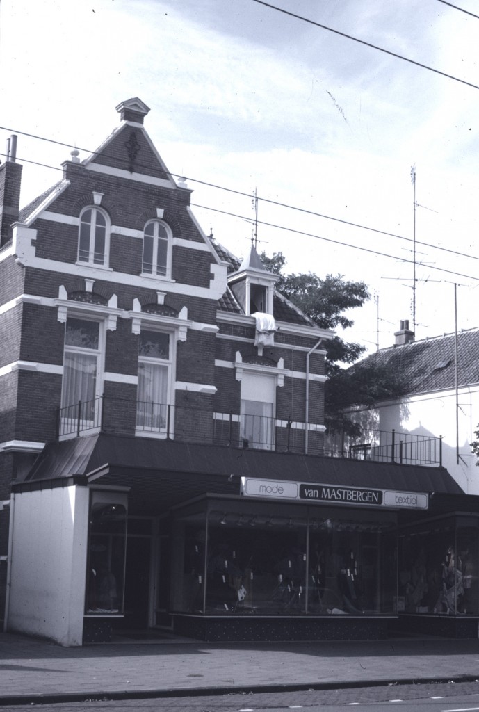 "Villa Dina met net als de haar omringende statige villa's van weleer een uitbouw t.b.v. winkelruimte