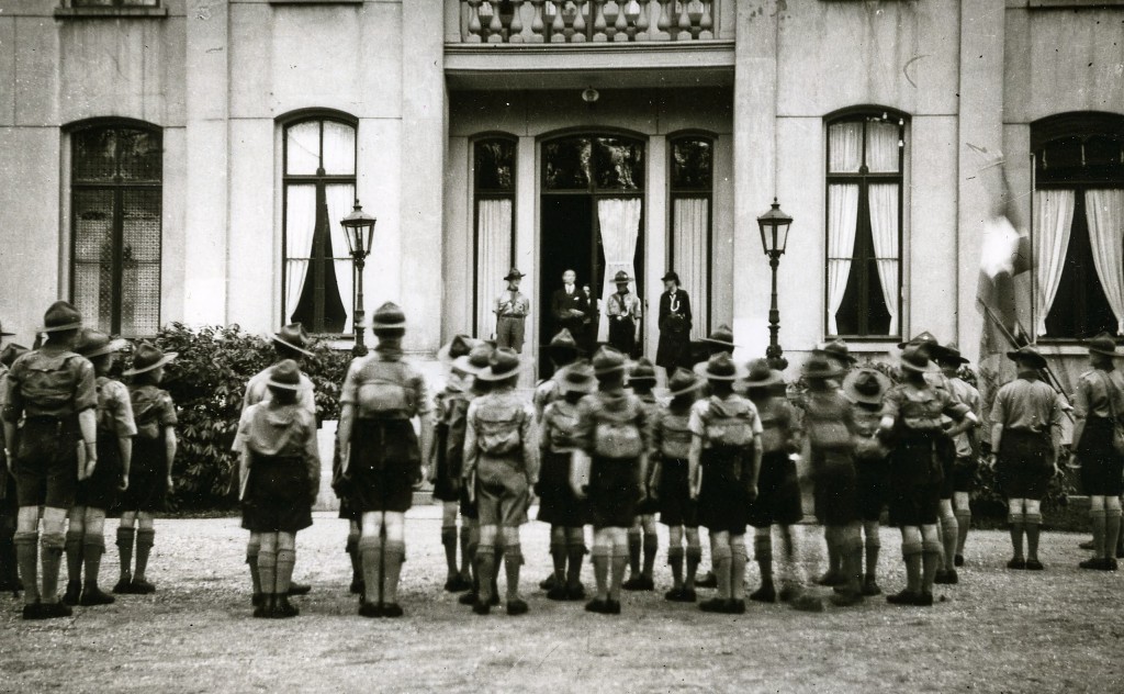 Menigmaal was het huis de plek voor een ontvangst of eerbetoon. Hier wordt, in de jaren `30, Johannes Beelaerts van Blokland lof toegezwaaid door de scouting