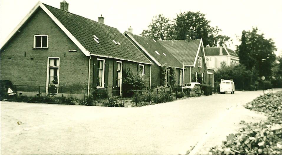 Op de plek van de huidige Nassauweg 3a-7 stonden tot 1968 deze huisjes. Op de achtergrond de villa op Utrechtseweg 181.