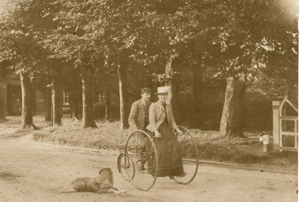 Ada Wolterbeek met haar echtgenoot op de fiets. Op de achtergrond "de Koude Herberg".