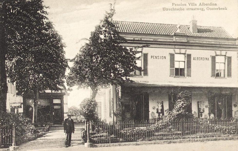 Het pension "Alberdina" met links de winkel van de rijwielhandelaar de Winkel. Het linker gebouwtje troffen we rechts op de foto van de bloemisterij Buys, waar het opschrift op de ruit van het winkeltje opviel.