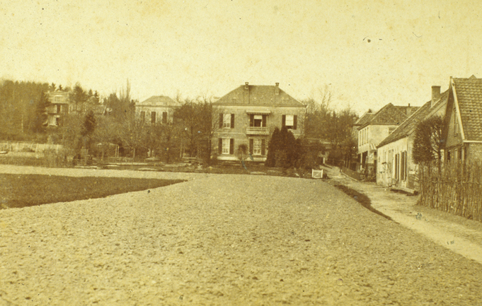 De Bildersweg met op de achtergrond van links naar rechts, huize "de Pietersberg", "Rijnheuvel", Beau Séjour", en bebouwing aan de Bildersweg.