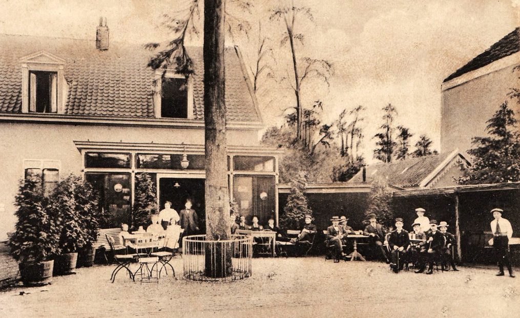 het terras achter burgerlust in de tuin gelegen in het (huidige) Koningsdal