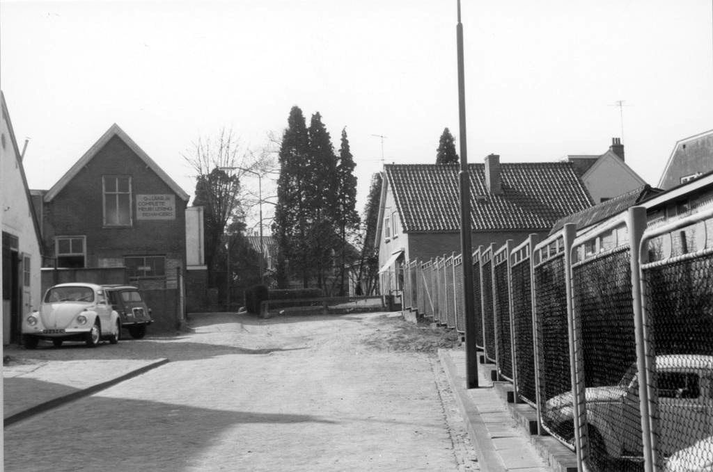 De Cornelis Koningstraat nabij het Lukassenpad. Links de werkplaats van meubelmakerj van G. van Laar jr., die aan de Mariaweg 42 woonde.