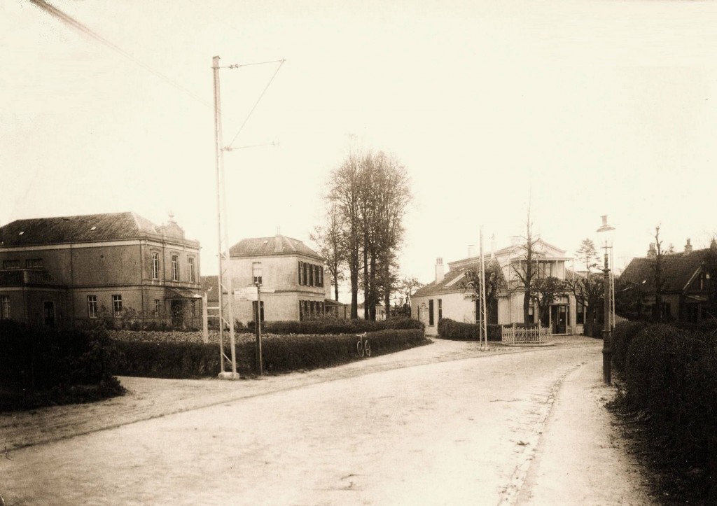 De Concertzaal aan de Natte Steeg met ervoor de villa die er tot WOII voor stond. Rechts het oude woonhuis/boekwinkel van G. Romijn, tevens uitgever van de Oosterbeeksche Courant, nu Lindenhoek, met ervoor de Wilhelmina-linde. De rails van de TOL laten een enkelspoor zien.