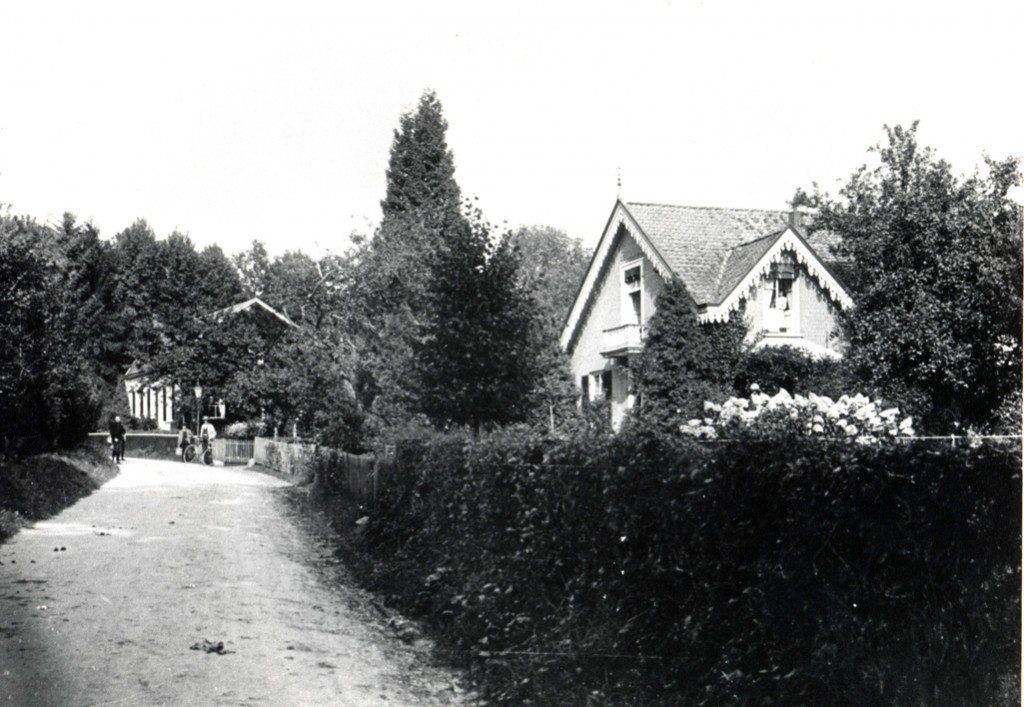 Het pension van de familie Gerritsen op de Kneppelhoutweg. Daarachter pension "Heuvelrust"