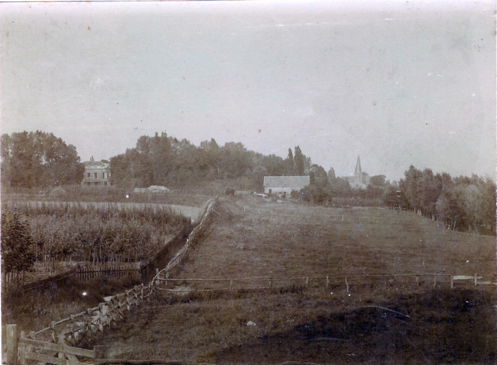 Het Kerkpad met links op de achtergrond "Villa Nova" in deze tijd rond 1924 "Dennenoord" geheten, een naam die de familie Lucardie aan de villa gaf.