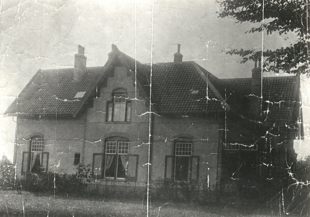 Het pand op Utrechtseweg 76-78 waarin later de tabakswinkel "De Posthoorn" werd gevestigd enige jaren na de bouw. Foto van rond 1904.