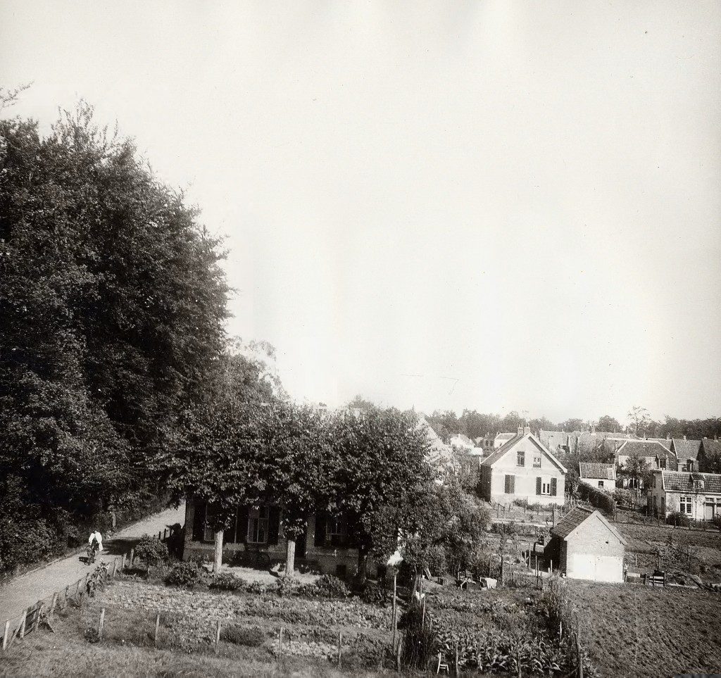 Zicht vanaf Hogerheide op, links, de Jagerskamp. Geheel rechts de tweeslag op de westhoek van Keerweer/Jagerspad.
