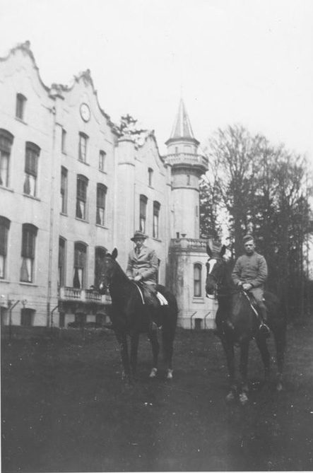 Jan Beelaerts van Blokland sr. te paard voor het huis De Hemelsche Berg met rechts de latere generaal Jan jr.