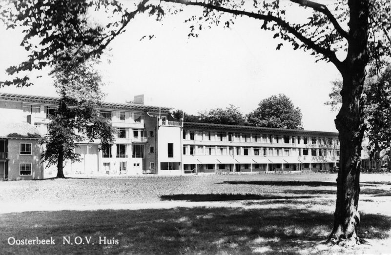 Het N.O.H. tehuis. Geheel rechts zichtbaar een van de "aanleunwoningen" die onderdeel waren van het tehuis.