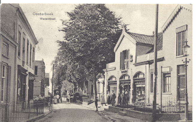 Weverstraat zuidelijk van de Annastraat. Rechts een drogisterij die later de "Goedkope Winkel" zou herbergen