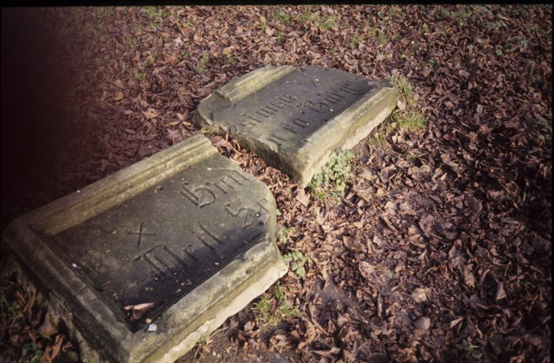 De nabij kasteel Doorwerth gevonden gevelsteen die oorspronkelijk als gevelsteen van een huis de "Sonnenberg" diende