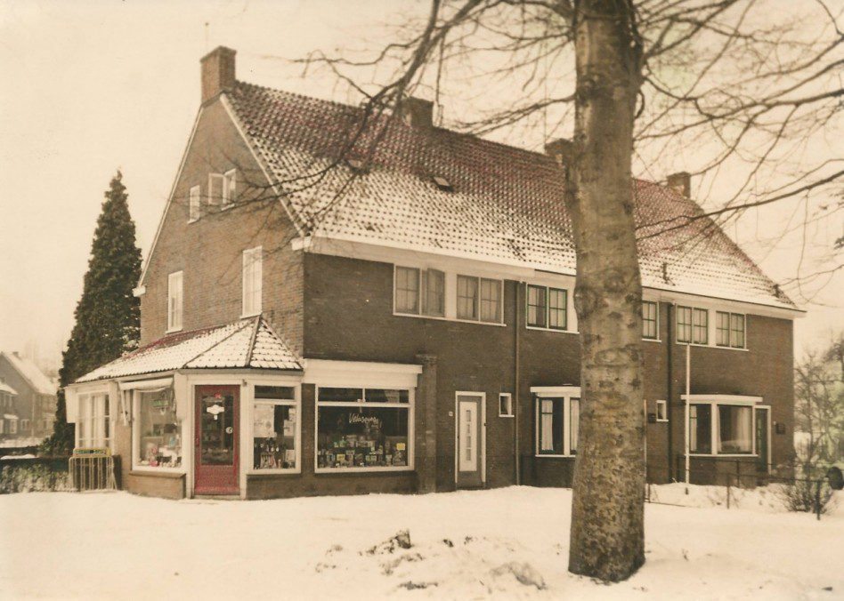 De tabakswinkel van J.H.Gademan aan de Steynweg 10, op de hoek van de Nassaulaan.