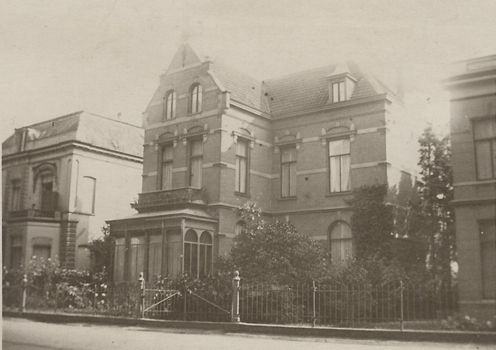 Een fraaie foto uit rond 1915 van de villa "Dina" met links "Marie Louise" en rechts een deel van "Vredelust"