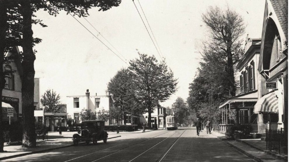 Utrechtseweg met links, nog net zichtbaar café Bellevue op de hoek van de Molenweg en rechts Oosterhoogte