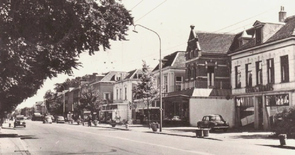 Een blik oostwaarts ter hoogte van de Pastoor Bruggemanlaan geeft het rijtje van de kop van de Weverstraat t/m Vredelust weer