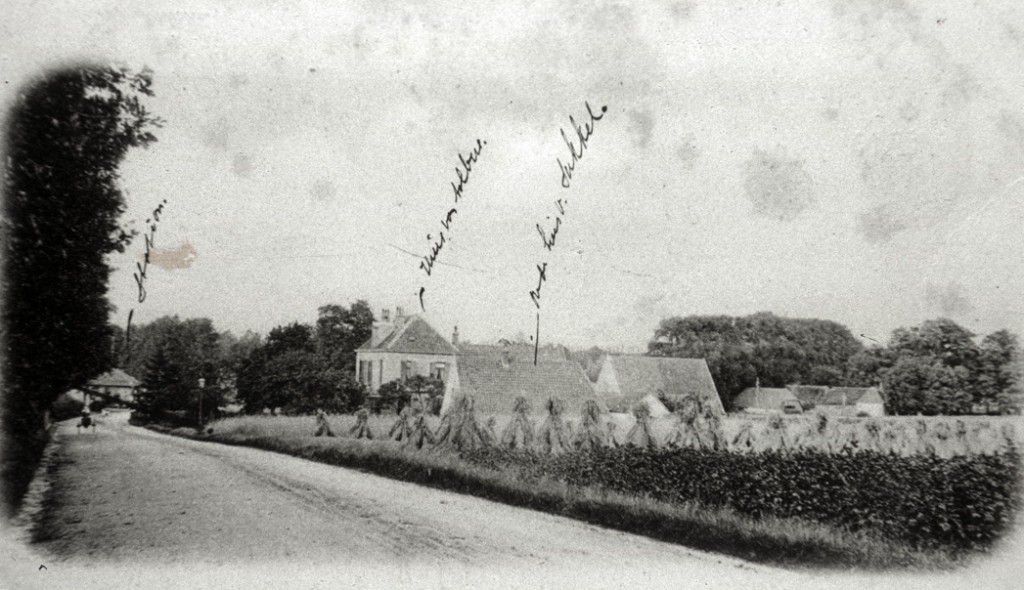 Stationsweg nabij station Oosterbeek-Hoog. Rechts de stalhouderij van C. J. Aalbers.