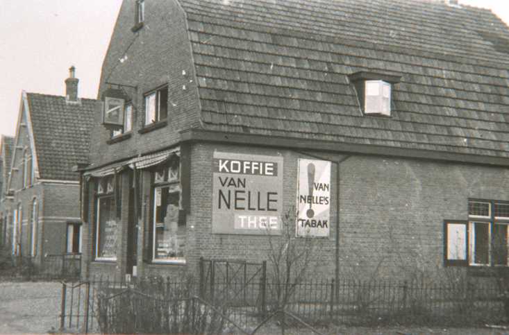 Het pand van de kruidenier Pesch aan de Steynweg 31, in 1952