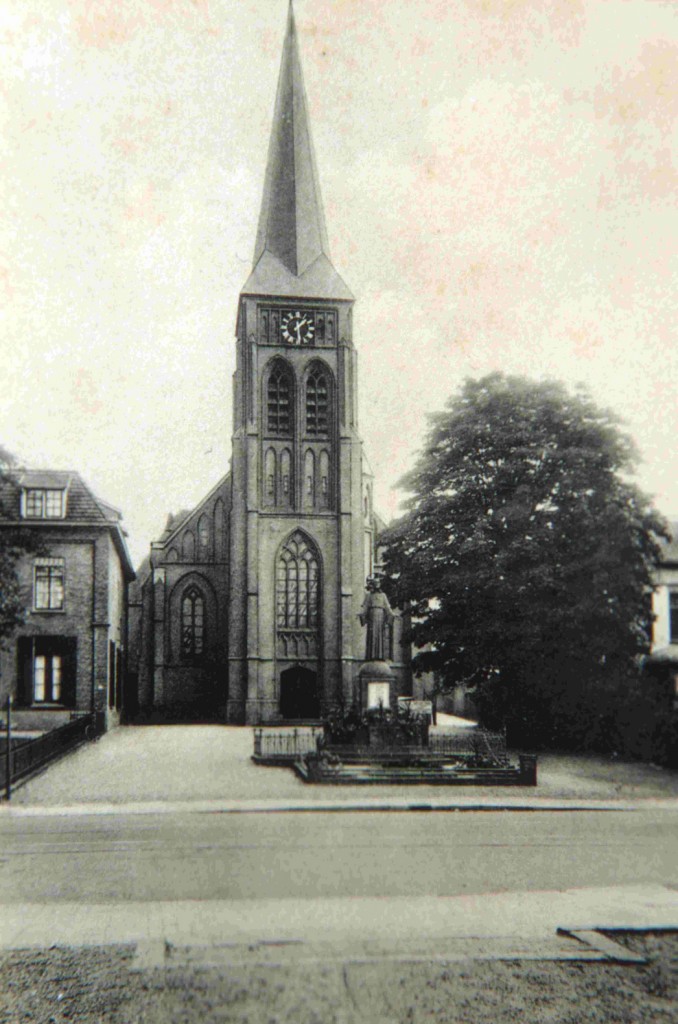 De St. Bernulphuskerk werd in 1944 zwaar beschadigd. Toen men na de oorlog met restauratie begon werd om financiële reden de toren afgebroken. Ook werd het Christusbeeld van de hand van de Wageningse beeldhouwer August Falise naar links op het kerkpleintje verplaatst.
